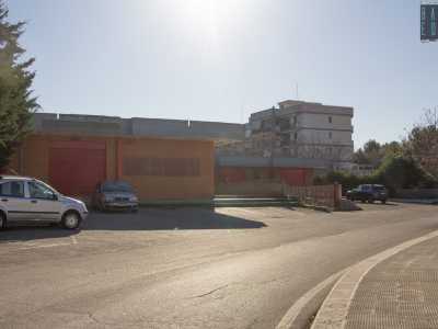 Lasciandoci alle spalle le scuole, superiamo l�ex supermercato...